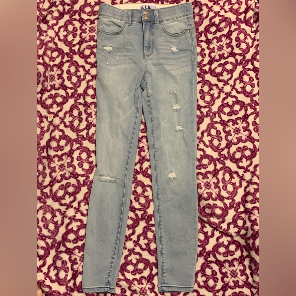 Light blue Skinny ripped jeans. Size 5 in juniors. Worn a couple of times.